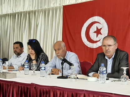 نور الدين الطبوبي الأمين العام لاتحاد الشغل (يمين) في تونس خلال ندوة - 23 مايو 2022 - AFP
