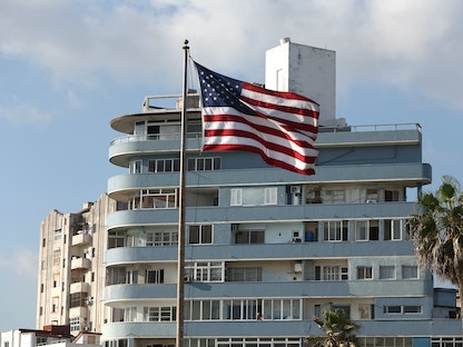 علم الولايات المتحدة أمام مبنى سكني خارج السفارة الأميركية في العاصمة الكوبية هافانا. 17 أبريل 2019 - REUTERS