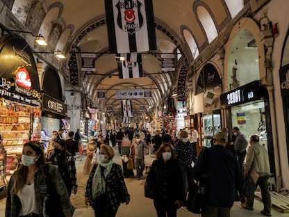 متسوّقون في بازار إسطنبول - 2 يونيو 2021 - Bloomberg