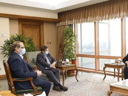 محافظ المصرف المركزي الإيراني عبد الناصر همتي خلال لقاءه سفير سيول في طهران - وكالة يونهاب للأنباء