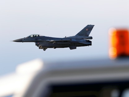 طائرة تابعة لحلف الناتو من طراز "إف-16" خلال دورية جوية - REUTERS