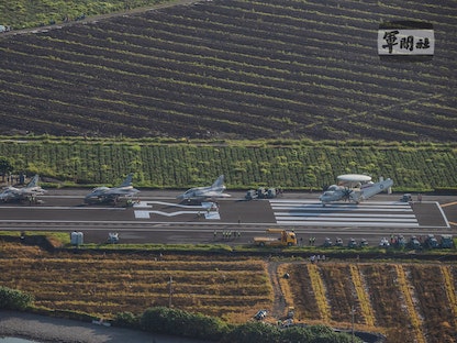 الطائرات المقاتلة التابعة للقوات الجوية التايوانية تقف على طريق سريع تم تحويله إلى مدرج أثناء تدريبات الإقلاع والهبوط السنوية في بينجتونج- 15 سبتمبر 2021 - REUTERS