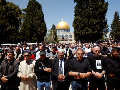 فلسطينيون يؤدون الصلاة في باحة المسجد الأقصى في القدس- 15 أبريل 2022 - REUTERS