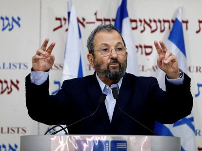 رئيس الوزراء الإسرائيلي السابق إيهود باراك يلقي خطاباً بتل أبيب في إسرائيل. 26 يونيو 2019 - REUTERS