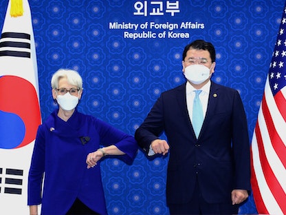 نائبة وزير الخارجية الأميركي ويندي شيرمان مع نظيرها الكوري الجنوبي تشوي جونغ-كون في سول، 23 يوليو 2021 - AFP