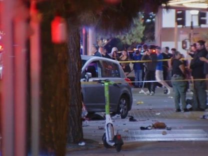 عناصر الشرطة تطوق مكان وقوع حادث دهس في تجمع بمدينة لوس أنجلوس. 19 يوليو 2025 - مواقع التواصل الاجتماعي