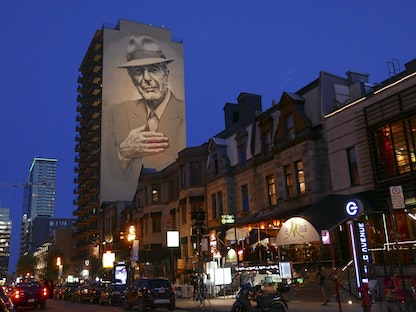 لوحة جدارية في مونتريال للمغني الكندي ليونارد كوهين  - AFP