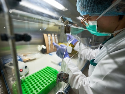 أحد العلماء في مختبر لإجراء أبحاث خاصة بفيروس كورونا  - Getty Images