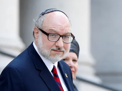 جوناثان بولارد، ضابط استخبارات سابق في البحرية الأميركية أدين بالتجسس لصالح إسرائيل يغادر بعد جلسة استماع في محكمة مانهاتن الفيدرالية في مدينة نيويورك. 17 مايو 2017 - reuters