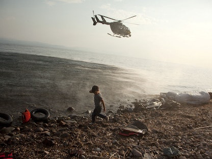 مروحية تابعة لـ"فرونتكس" خلال دورية فوق شاطئ جزيرة ليسبوس اليونانية - 10 أغسطس 2015. - REUTERS