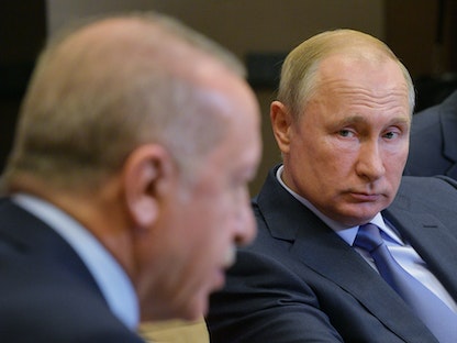 الرئيس الروسي فلاديمير بوتين يستمع إلى الرئيس التركي رجب طيب أردوغان خلال اجتماع في سوتشي -  22 أكتوبر 2019 - VIA REUTERS