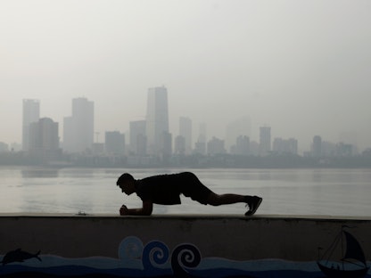 رجل يؤدي التمارين في مومباي - REUTERS