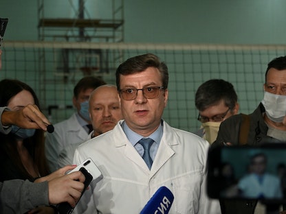 الطبيب الروسي ألكسندر موراخوفسكي يتحدث إلى الصحافة في منطقة أومسك حيث كان يعالج المعارض الروسي أليكسي نافالني 21 أغسطس 2020  - REUTERS