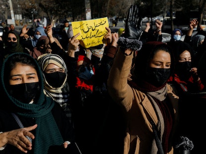 أفغانيات في مسيرة ضد قرارات حكومة طالبان بحظر تعليم الفتيات بالجامعة في عاصمة أفغانستان كابول. 22 ديسمبر 2022 - REUTERS