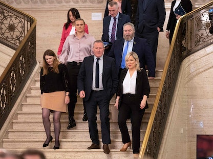 رئيسة حكومة إيرلندا الشمالية ميشيل أونيل مع أعضاء حكومتها في مقر البرلمان بستورمونت في بلفاست- 27 أكتوبر 2022 - AFP