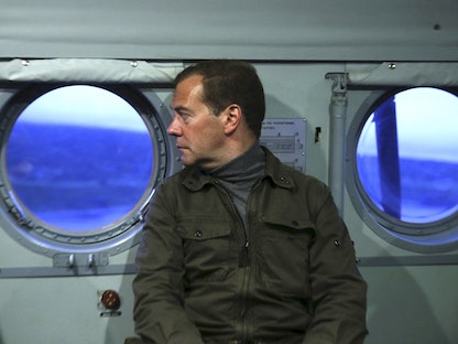 ديمتري ميدفيديف خلال زيارته إحدى الجزر المتنازع عليها مع اليابان عندما كان رئيساً للوزراء. 22 أغسطس 2015. - REUTERS