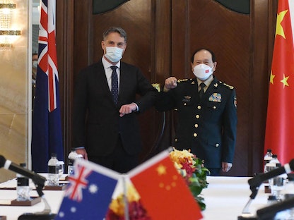 وزير الدفاع الأسترالي ريتشارد مارليس (يسار) مع نظيره الصيني وي فنج على هامش "حوار شانجريلا" في سنغافورة - 12 يونيو 2022 - AFP