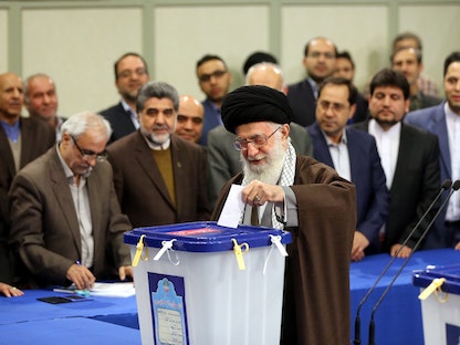 المرشد الإيراني علي خامنئي يدلي بصوته في الانتخابات البرلمانية - 26 فبراير 2016 - Getty Images