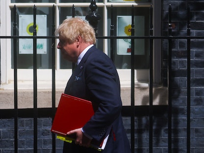 رئيس الوزراء البريطاني بوريس جونسون يغادر داونينج ستريت للرد على أسئلة في البرلمان، في لندن. 18 مايو 2022 - REUTERS