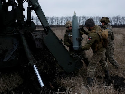 جنود أوكرانيون من لواء المدفعية الثقيلة 43 يقومون بتحميل مقذوف لإطلاق النار من مدفع 2S7 في باخموت. أوكرانيا في 26 ديسمبر 2022.  - REUTERS