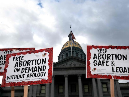 ناشطون في مجال حقوق الإجهاض يتظاهرون في كولورادو بعد قرار المحكمة العليا الأميركية -  24 يونيو 2022 - AFP