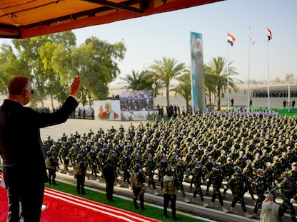 رئيس الوزراء العراقي مصطفى الكاظمي خلال حضور العرض العسكري للحشد الشعبي. 23 يوليو 2022. - Twitter/@IraqiPMO