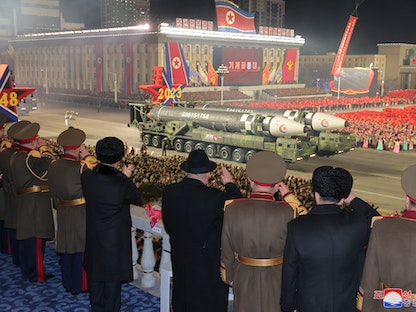 صواريخ باليستية عابرة للقارات في عرض عسكري كبير بساحة كيم إيل سونج في الذكرى الـ75 لتأسيس جيش كوريا الشمالية في العاصمة بيونج يانج. 8 فبراير 2023 - REUTERS