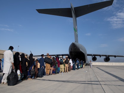 إجلاء أفغان في طائرة عسكرية أميركية من مطار كابول - 24 أغسطس 2021 - REUTERS