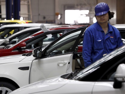 موظف يعمل في خط تجميع سيارات بمصنع شركة "SAIC" الصينية العملاقة، شنغهاي. 20 أبريل 2012 - REUTERS