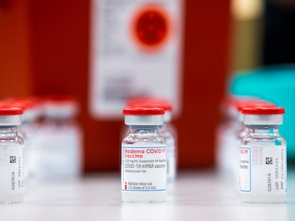 زجاجات لقاح موديرنا خلال حملة تطعيم ضد فيروس كورونا في أونتاريو بكندا- 13 أبريل 2021 - REUTERS