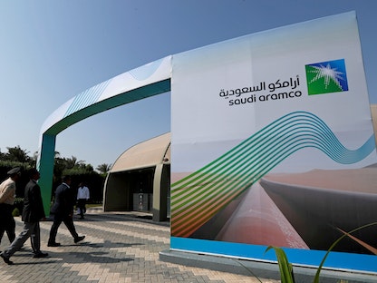 شعار شركة أرامكو السعودية قبل مؤتمر صحافي نظمته الشركة في مدينة الظهران السعودية. - REUTERS