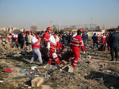 فريق الإنقاذ في موقع تحطم الطائرة الأوكرانية بعد إقلاعها من مطار الخميني في ضواحي طهران- 8 يناير 2020 - REUTERS