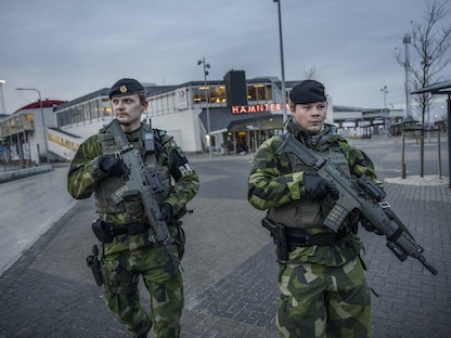  جنود سويديون ينتشرون في شوارع مدينة فيسبي الساحلية على جزيرة جوتلاند المطلة على بحر البلطيق - 13 يناير 2022 - AFP