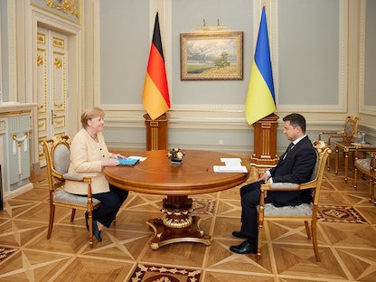 الرئيس الأوكراني فولوديمير زيلينسكي، والمستشارة الألمانية أنجيلا ميركل في كييف - 22 أغسطس 2021 - REUTERS