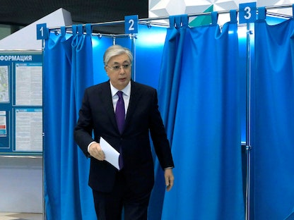 رئيس كازاخستان قاسم جومارت توكاييف يدلي بصوته في الانتخابات الرئاسية في أستانا كازاخستان. 20 نوفمبر 2022 - REUTERS