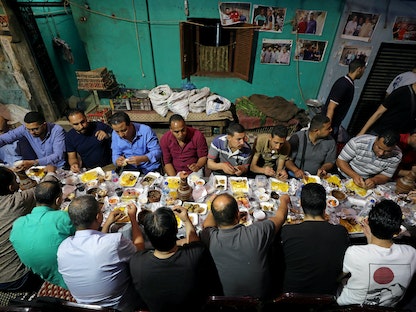 تجمع لتناول الإفطار خلال شهر رمضان في القاهرة 2019 - REUTERS