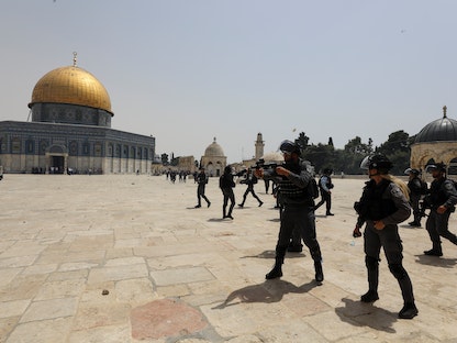 قوات إسرائيلية خلال اقتحام باحات المسجد الأقصى في مدينة القدس - 21 مايو 2021 - REUTERS