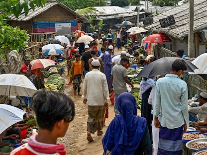 لاجئون من الروهينجا يتسوقون في سوق مخيم كوتوبالونج في أوخيا، بنجلاديش - 7 أغسطس 2022 - AFP