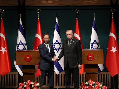 الرئيس التركي رجب طيب أردوغان مع نظيره الإسرائيلي يتسحاق هرتسوج خلال مراسم استقبال رسمية في المجمع الرئاسي بأنقرة - 9 مارس 2022 - REUTERS