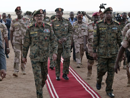 رئيس المجلس الانتقالي السوداني، اللواء عبد الفتاح البرهان يسير وسط كبار القادة العسكريين السودانيين - 30 أكتوبر 2019 - AFP