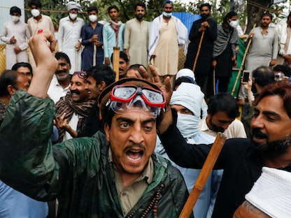 باكستانيون يحتشدون أمام منزل رئيس الوزراء السابق عمران خان في مدينة لاهور لمنع الشرطة من القبض عليه. 17 مارس 2023 - REUTERS