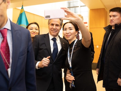 وزير الخارجية الأميركي أنتوني بلينكن مع أحد أعضاء السفارة الأميركية في كازاخستان. أستانة. 28 فبراير 2023 - twitter.com/SecBlinken