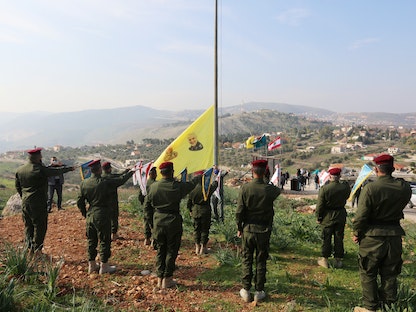 عناصر من حزب الله اللبناني قرب الحدود الإسرائيلية يحيون ذكرى مصرع قائد فيلق القدس قاسم سليماني- 3 يناير 2021 - REUTERS