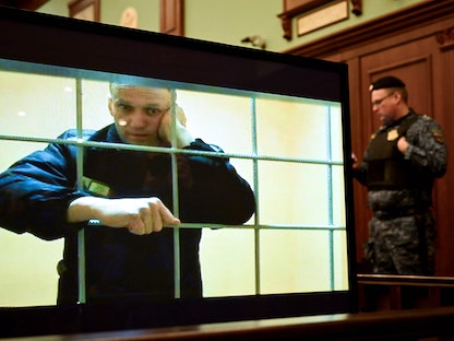 المعارض الروسي أليكسي نافالني يظهر على شاشة في قاعة محكمة بموسكو، روسيا- 24 مايو 2022 - AFP