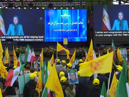 مريم رجوي زعيمة حركة مجاهدي خلق الإيرانية خلال مؤتمر صحافي. 16 يوليو 2022 - @Maryam_Rajavi_A
