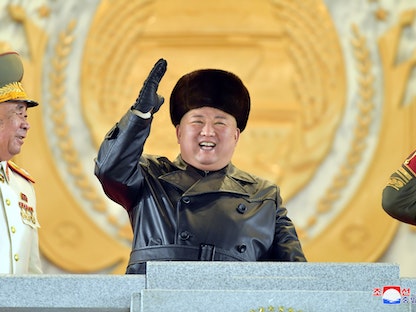زعيم كوريا الشمالية، كيم جونغ أون، يلوح خلال حفل المؤتمر الثامن لحزب العمال في العاصمة بيونغ يانغ، 14 يناير 2021 - via REUTERS