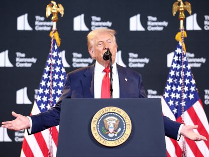 الرئيس الأميركي دونالد ترمب يتحدث خلال زيارة لمركز كينيدي في واشنطن العاصمة، الولايات المتحدة. 13 أغسطس 2025 - Reuters