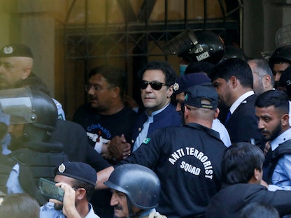 ضباط أمن يرافقون رئيس الوزراء الباكستاني السابق عمران خان قبيل مثوله أمام المحكمة العليا بالعاصمة إسلام آباد. 12 مايو 2023 - REUTERS