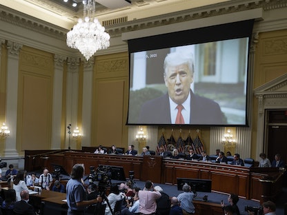 تسجيل مصوّر للرئيس الأميركي السابق دونالد ترمب بُثّ على شاشة خلال جلسة استماع للجنة التحقيق في أحداث 6 يناير بواشنطن - 28 يونيو 2022 - Bloomberg