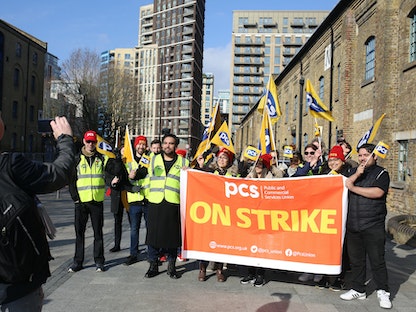 موظفو مكتب الجوازات في لندن يبدأون إضراباً للمطالبة برفع الأجور. 3 أبريل 2023 - AFP